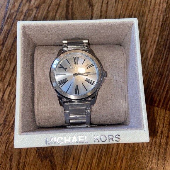 Michael Kors Accessories - NWT Michael Kors Women’s Hartman Watch